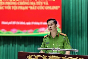 裴明战上校肯定：“没有在校园门口售卖价值几万元、伪装成糖果零食的毒品一事。”