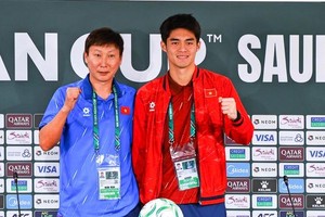 金相植教练与门将陈忠坚出席U23亚洲杯半决赛前的新闻发布会。