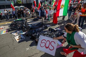 1月18日，数千人在美国加州洛杉矶市政厅前举行集会，声援那些在伊朗冒着生命危险、要求终结神权统治的示威者。 （法新社）