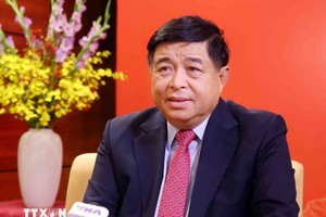 党中央委员、政府党委常务委员、政府副总理阮志勇在接受越通社记者采访。