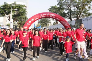 老、中、青人士参加“丁善理慈善徒步活动“。