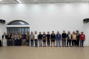 胡志明市公安传唤互殴事件涉事者。