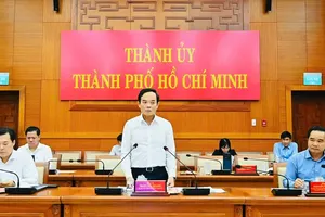 胡志明市市委书记陈留光主持市选举指委会会议