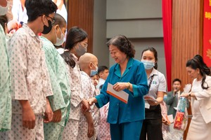 原国家副主席、“韦阿英奖学金”基金会主席、“亲爱的黄沙—长沙”俱乐部主任张美华向病患者发放春节礼物。