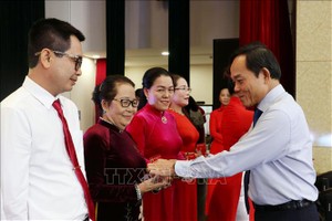  胡志明市市委书记陈留光向模范出色党支部书记颁授纪念章。