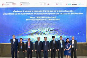 影贵宾在舞台上合影。新华集团供图