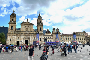 哥伦比亚失踪客机确认坠毁 机上15人全部遇难。