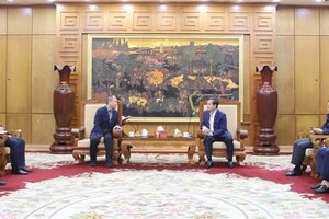 北宁省人委会主席范黄山与中国晶澳太阳能集团（JA Solar）工作代表团举行会谈。