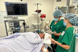 医生为病人施手术。