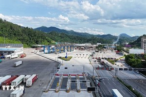 中国友谊关口岸春节临近加速通关。