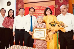 胡志明市与盛美西坊领导对阮氏勇大娘获颁80年党龄纪念章表示祝贺。