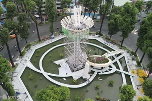 与3个月前的照片相比，春和坊龟湖在整饬后已展现新面貌。图源：《越南快报》