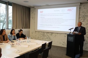 越南政府常务副总理阮和平在瑞士企业协会驻地发表讲话。