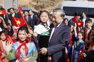 苏林总书记和奠边省西帕芬九年一贯制寄宿学校学生。