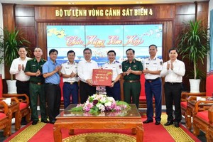 阮福禄同志向海警第四区干部、战士赠送胡志明市市委、市人民议会、市人委会、市越南祖国阵线委员会的春节礼物。