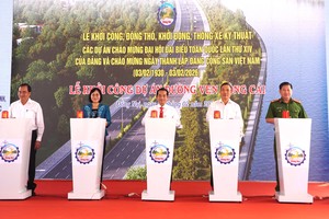 同奈省领导与代表钮启动丐河沿岸道路项目。 