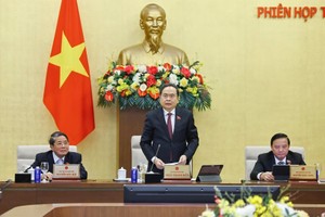 国会主席陈青敏主持会议并致开幕词。