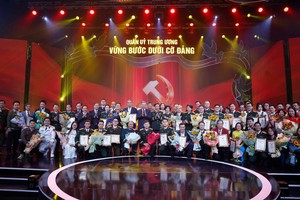 苏林总书记、潘文江大将与获奖者合影。