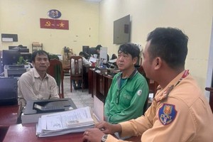 L.Q.H与N.H.H来到派出所录取口供。