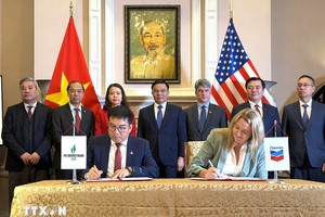 越南平山炼油石化公司代表与雪佛龙（Chevron ）能源集团代表签署谅解备忘录。