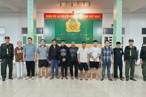 刚被逮捕的嫌疑人。