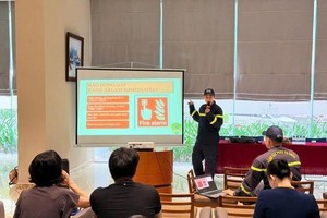 胡志明市消防警察用英语宣传消防知识。