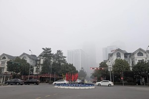 2月5日上午7时30分，浓雾笼罩各座大厦。