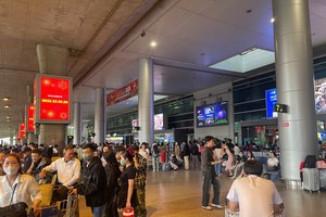  2月7日凌晨，乘客在T1航站楼等候。