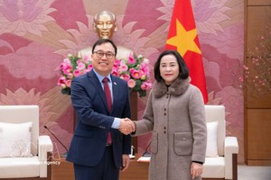 越南国会副主席阮氏清（右）与韩国驻越南大使崔泳三。
