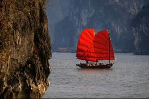 红色帆船在下龙湾亮相引人注目。