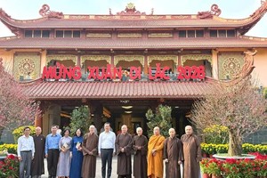 代表们在越南国寺拍照留念。