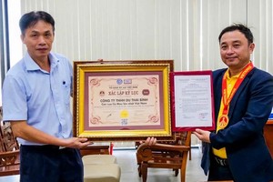 余太平先生（右）接受“越南最大金瓯螃蟹”纪录认证《决定》。