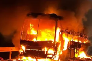 肇事客车在1号国道上自燃后仅剩下车框架。