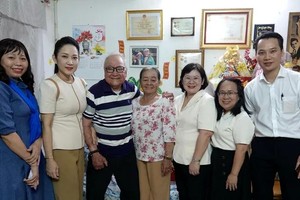 胡志明市市委副书记文氏白雪探访并向人民艺人雄明致以新春祝福。