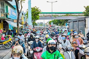 春节临近期间，新山一机场附近的范文同街交通状况。