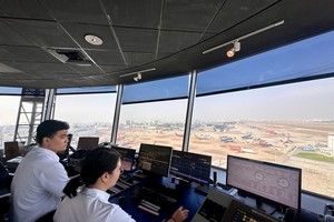  在高峰时段，空中交通管制员高度集中注意力进行航管指挥。