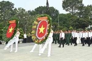 胡志明市市委书记陈留光率领代表团在胡志明市烈士陵园敬献花香。