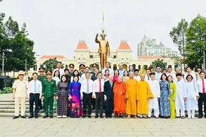 胡志明市领导代表团在胡志明主席塑像公园的胡志明主席塑像合影留念。