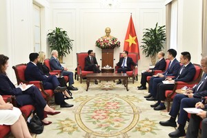 越南外交部长黎怀忠会见加拿大国际贸易部长马宁德·西杜一行 。