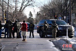 当地时间2026年1月13日，美国明尼苏达州明尼阿波利斯，一名女子看着移民与海关执法局(ICE)封锁一个十字路口。图/视觉中国