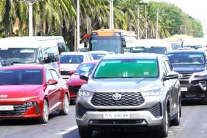 民众纷纷涌向头顿海滨出游迎春