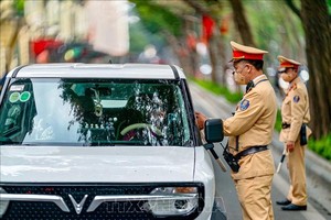 河内市交警在春节期间持续开展酒精浓度检查工作。