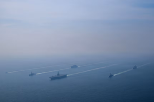 2026 年 2 月 6 日，“亚伯拉罕・林肯” 号航空母舰与其他舰艇在阿拉伯海编队航行。