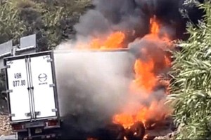 庆和省庆黎岭的卡车起火现场。视频截图