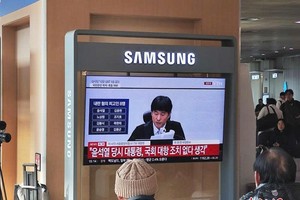 当地时间2月19日，在首尔站候车大厅，人们正在收看前总统尹锡悦涉嫌内乱头目罪案一审宣判相关新闻。程奕菲 摄