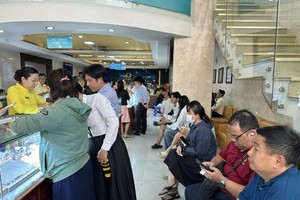 人数众多，顾客要排队坐等交易。