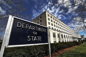 美官员称美国下令撤离驻黎巴嫩大使馆人员。