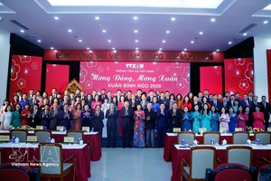 苏林总书记与越南通讯社干部、记者队伍合影留念。