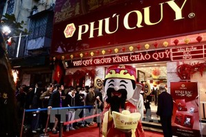 人们在富贵集团的一家金店买黄金，寄望新的一年吉祥如意、财源广进。