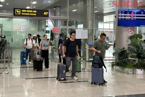 乘客在联姜机场暂时关闭前下机。